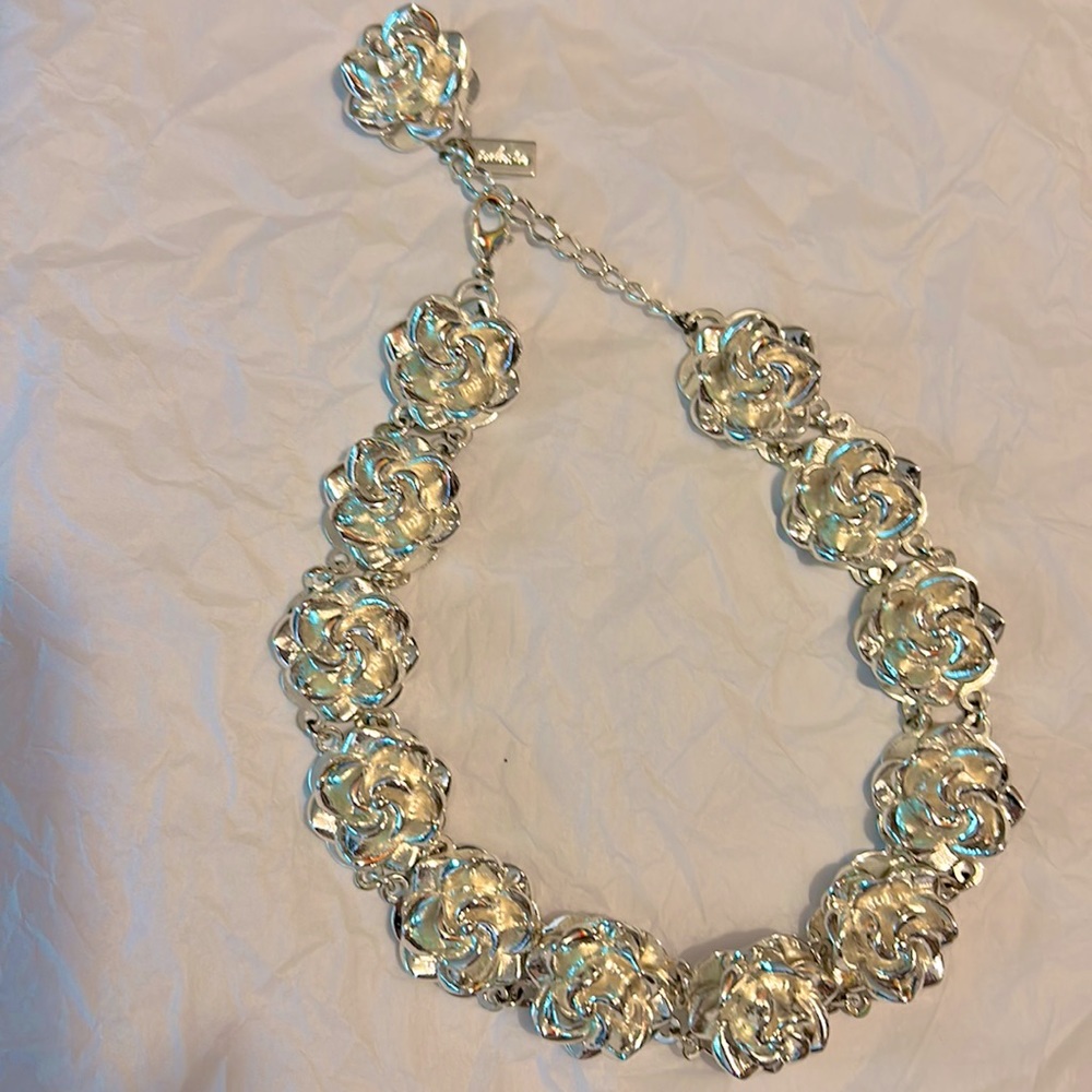 Rose necklace choker